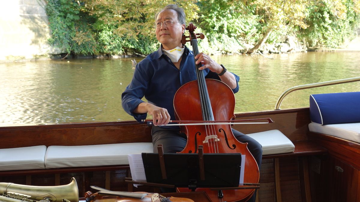 Virtuos Yo-Yo Ma hrál na loďce plující pražskou Čertovkou